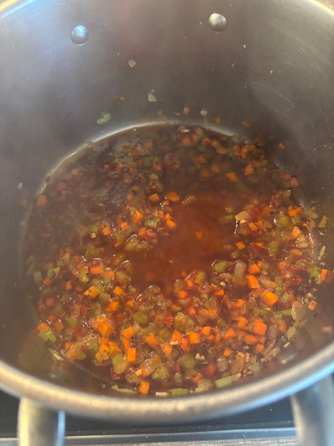 Mit Rotwein abgelöschter Topf