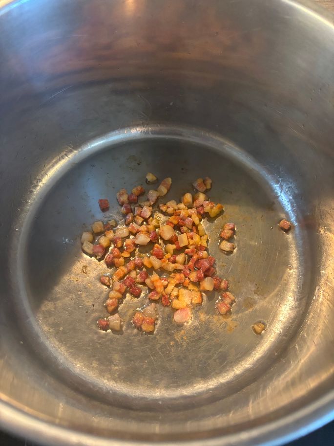 Knuspriger Pancetta als Basis für Spagetti Bolognese im Topf