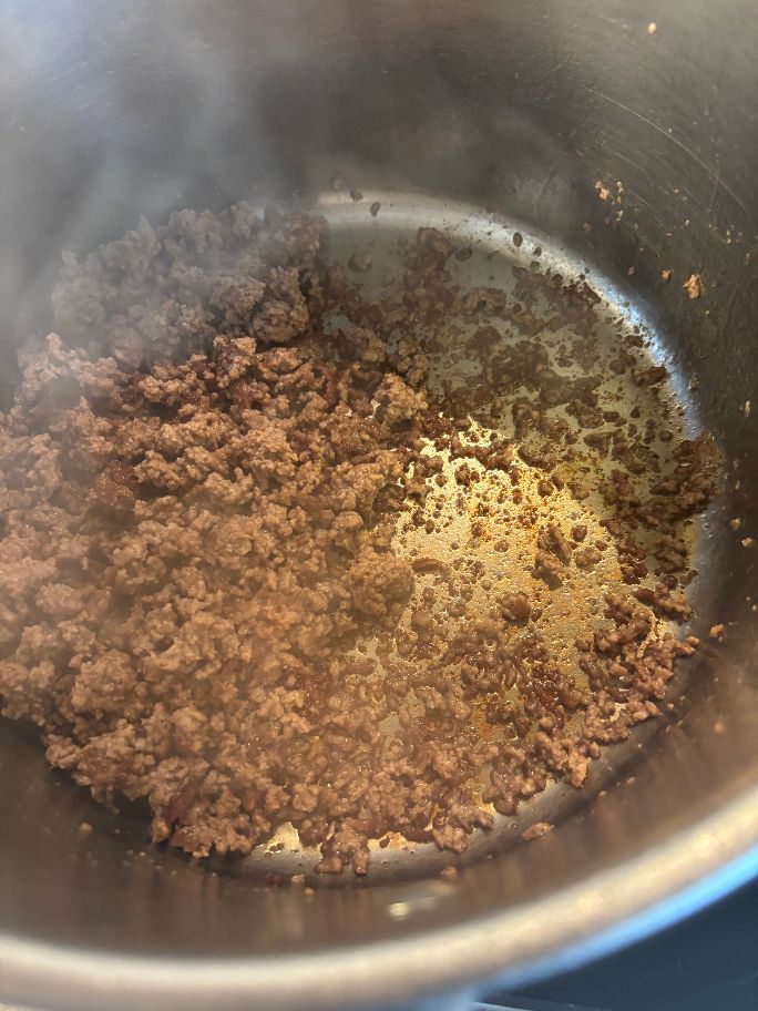 Knuspriges Hackfleisch mit Bratensatz im Topf