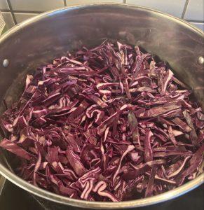 Angeschwitzter Rotkohl im Topf