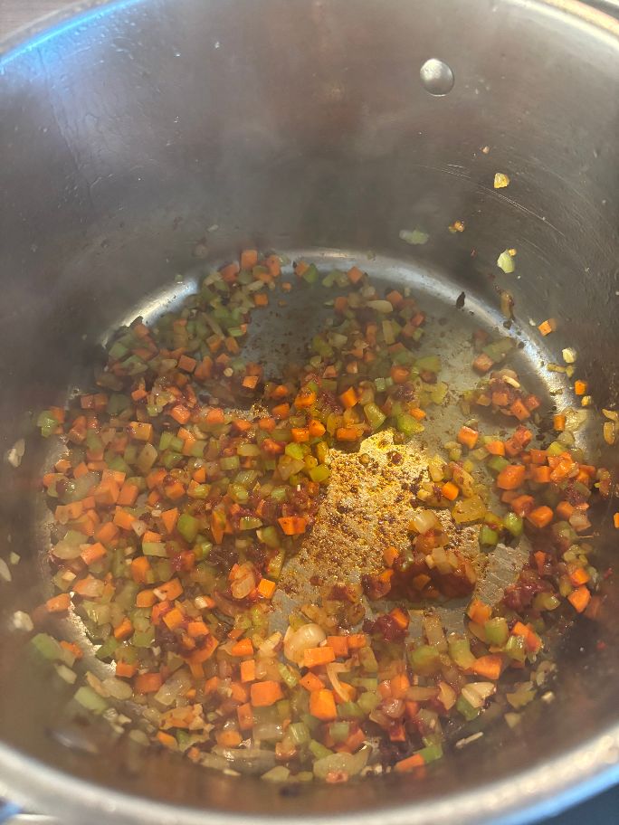 Angeschwitzten Gemüse mit Tomatenmark für Bolognese im Topf