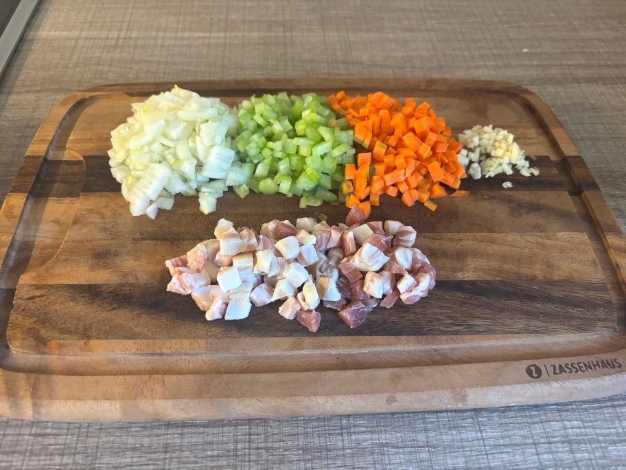 Fein gewürfeltes Soffritto aus Karotte, Sellerie und Zwiebel mit Pancetta für Bolognese