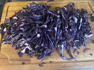 Rotkohl in Streifen geschnitten
